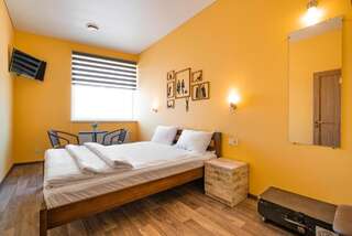 Хостелы Station Hostel Харьков Двухместный номер с 1 кроватью и собственной ванной комнатой вне номера-7
